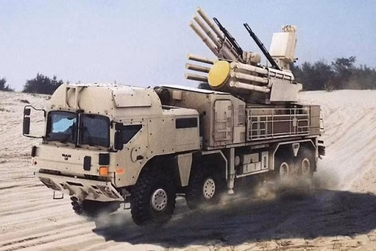 Dựa trên hình ảnh và chú thích được Bộ Quốc phòng Thổ Nhĩ Kỳ đăng tải, có thể thấy tổ hợp tên lửa - pháo phòng không Pantsir-S1 đã được quân đội Syria triển khai ở gần thành phố Saraqib.