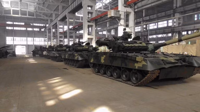 T-64BV là phiên bản nâng cấp hiện đại hóa từ phiên bản T-64B - phiên bản xe tăng chủ lực được bắt đầu phục vụ trong biên chế từ năm 1976. Nguồn ảnh: BMDP.