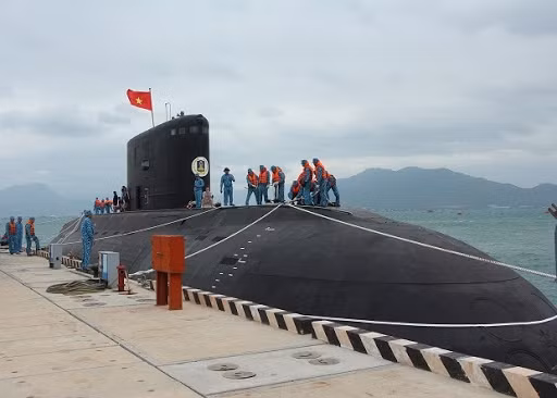 Hiện tại trong biên chế của binh chủng Hải quân Việt Nam đang có 6 tàu ngầm loại này. Với 6 tàu ngầm Kilo, biên đội tàu ngầm của chúng ta hiện cũng đang có quy mô lớn nhất khu vực Đông Nam Á. Nguồn ảnh: BHQ.