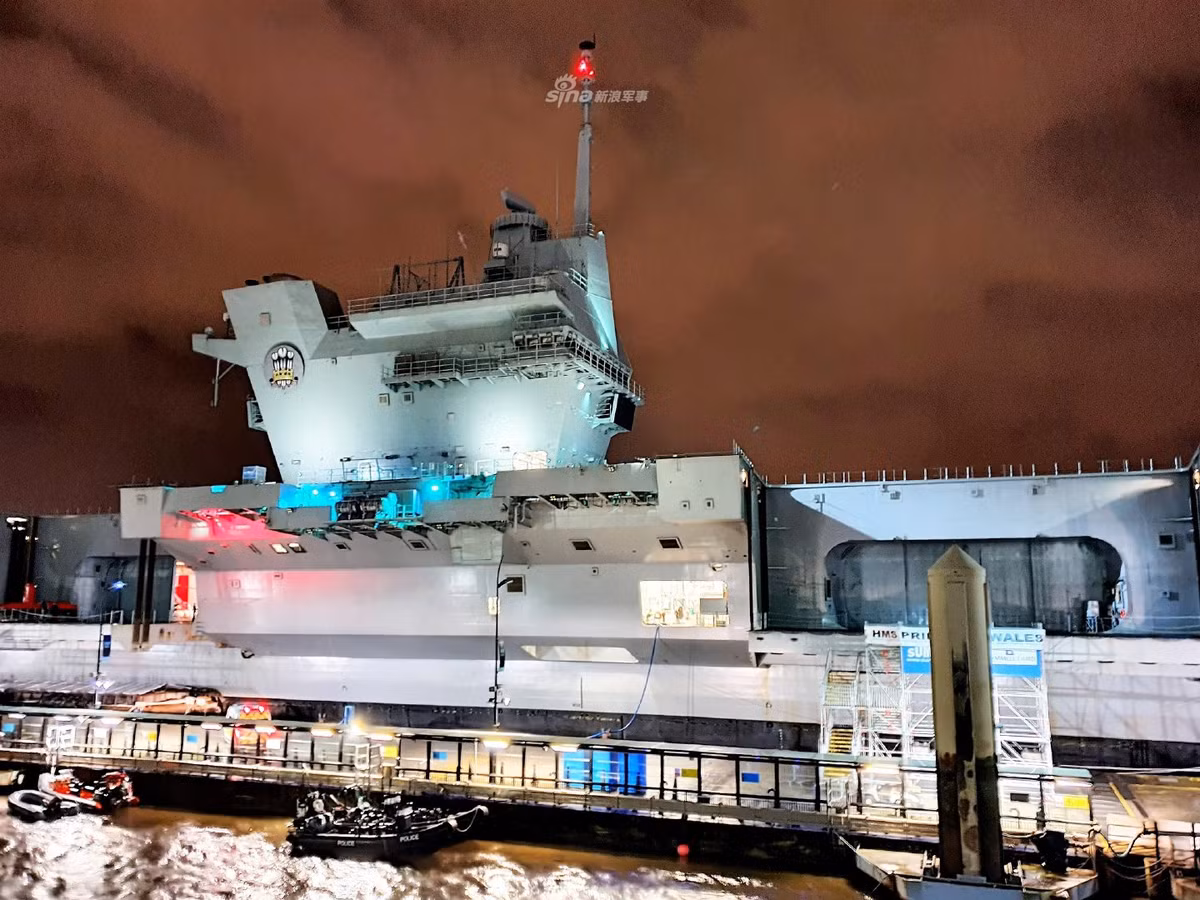 Theo như các thông số lý thuyết, tàu sân bay HMS Prince of Wales có khả năng được trang bị tối đa 40 chiến đấu cơ F-35 phiên bản F-35B cùng với các trực thăng đa dụng, trực thăng cảnh báo sớm và hỗ trợ săn ngầm. Nguồn ảnh: Sina.