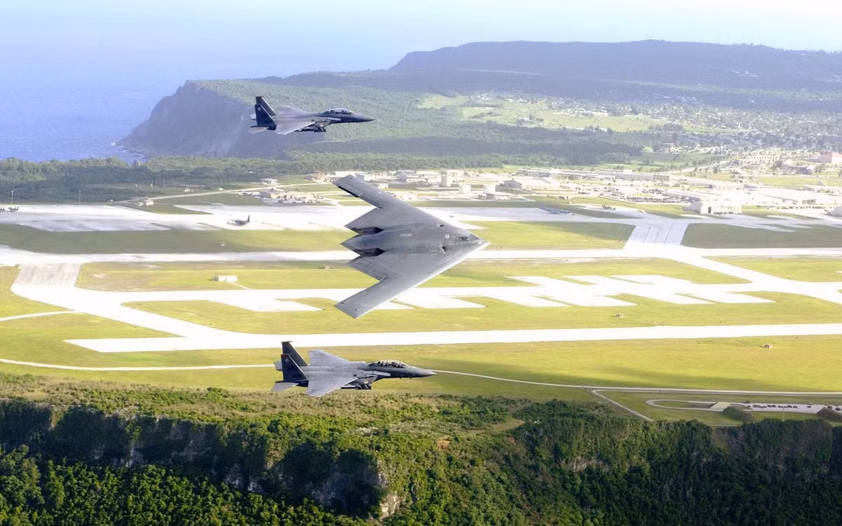 B-2 Spirit thực tế lại rất ít được sử dụng trong các nhiệm vụ thực chiến, thay vào đó nó chỉ được sử dụng như một loại vũ khí mang tính chiến lược - nghĩa là để "doạ dẫm" nhiều hơn là để tác chiến trực tiếp trên chiến trường. Nguồn ảnh: Pinterest.