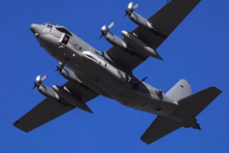 Trang bị vũ khí của AC-130 rất hùng hậu với 2 khẩu pháo nòng xoay Vulcan 6 nòng cỡ 20mm có khả năng bắn 6.000 viên/phút