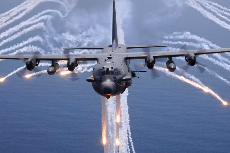 Cường kích AC-130 bắt đầu phát triển từ trong chiến tranh Việt Nam, quân Mỹ dùng chúng để tấn công xe vận tải bộ đội Việt Nam trên đường Trường Sơn