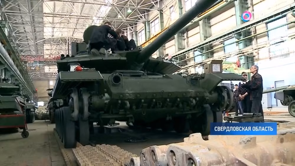 Dự kiến, T-90M cùng với bốn loại xe tăng khác sẽ xuất hiện trên Quảng Trường Đỏ trong buổi lễ duyệt binh mừng Ngày Chiến Thắng năm nay. Nguồn ảnh: BMDP.
