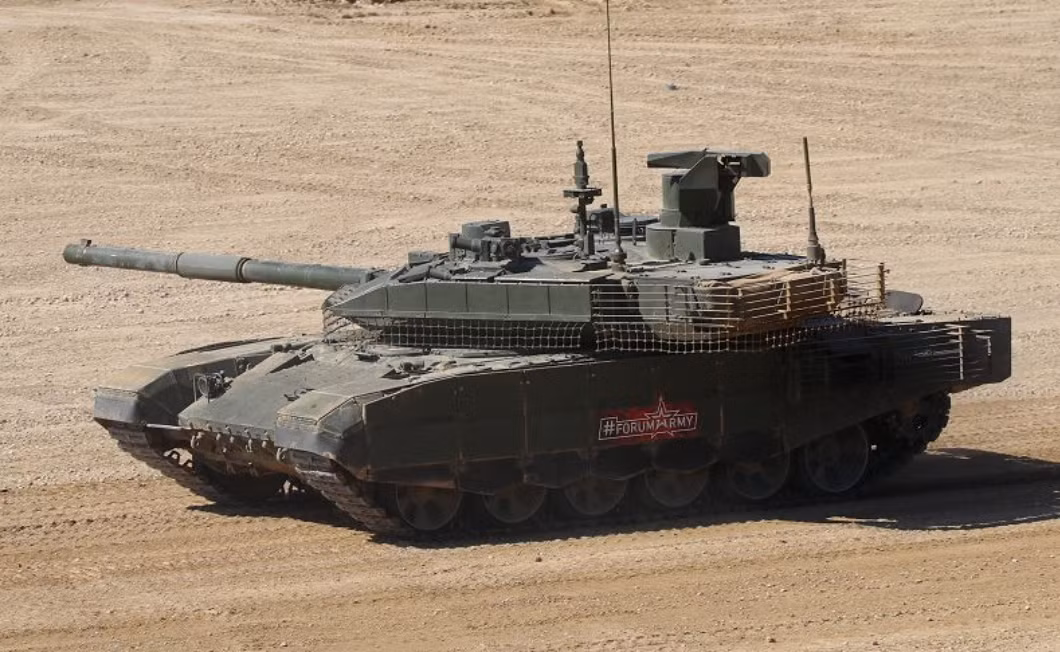 Cụ thể, T-90M được trang bị hệ thống giáp bảo vệ hiện đại hơn với giáp phản ứng nổ Relikt thay vì Kontakt-5 so với các phiên bản cũ. Hệ thống giáp đời mới này được cho là sẽ giảm thiểu tối đa tác động của đầu đạn xuyên khi T-90M bị tấn công. Nguồn ảnh: BMDP.
