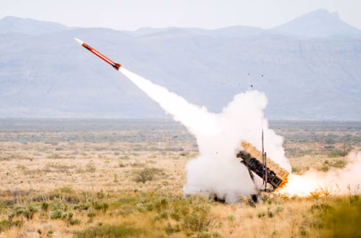 Kết quả thực chiến của Patriot cũng không được khả quan cho lắm. Trong chiến dịch Bão táp Sa Mạc, 200 bệ phóng Patriot đã được triển khai, tuy nhiên chỉ chặn được 46/130 tên lửa chiến thuật mà Iraq phóng vào vị trí của quân Mỹ. Nguồn ảnh: Pinterest.
