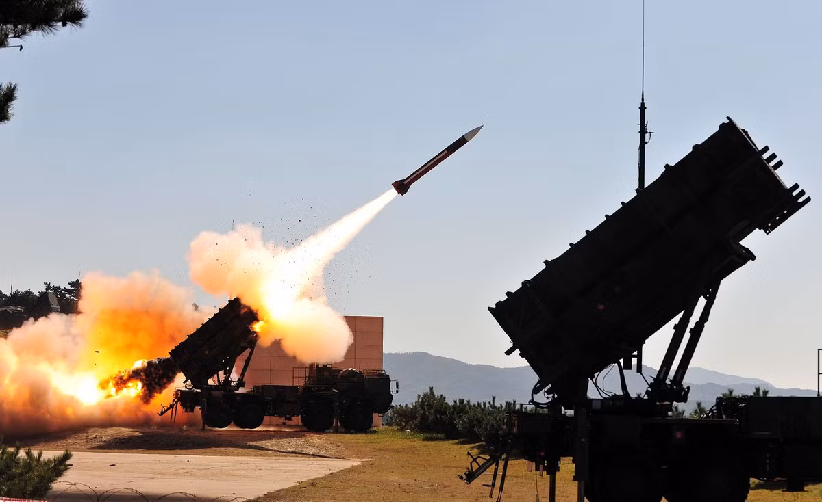 Trong khi đó, tổ hợp tên lửa phòng không Patriot mới nhất của Mỹ là phiên bản PAC-3 với tên lửa được nâng cấp đã được đưa vào trang bị từ năm 2001. Nguồn ảnh: Pinterest.