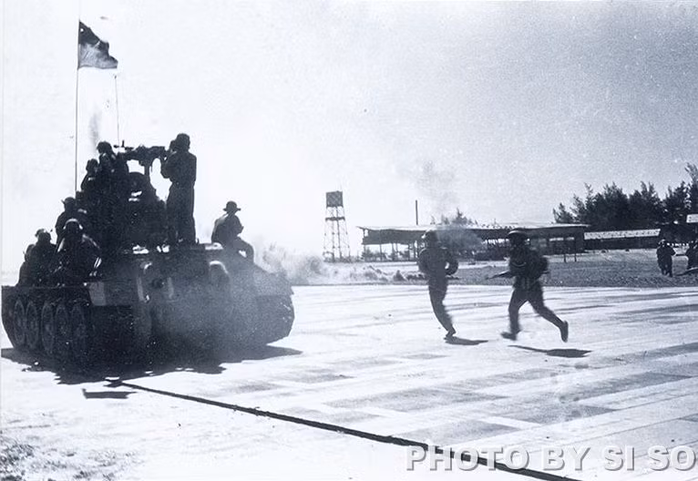 Cho tới tận chiến dịch Huế - Đà Nẵng diễn ra vào tháng 3/1975, Quân đội Nhân dân Việt Nam vẫn tiếp tục sử dụng xe tăng T-34-85 như một mũi xung kích trong chiến đấu. Nguồn ảnh: Sĩ Sô.