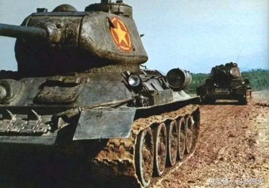 Cần phải nói rõ thêm, vào thời điểm năm 1975, xe tăng T-34-85 của Liên Xô khi này đã 30 tuổi. Thông thường, những phương tiện chiến đấu như xe tăng hoặc máy bay khi bước qua năm thứ 30 đều đã được liệt vào hạng... "có tuổi". Nguồn ảnh: TL.