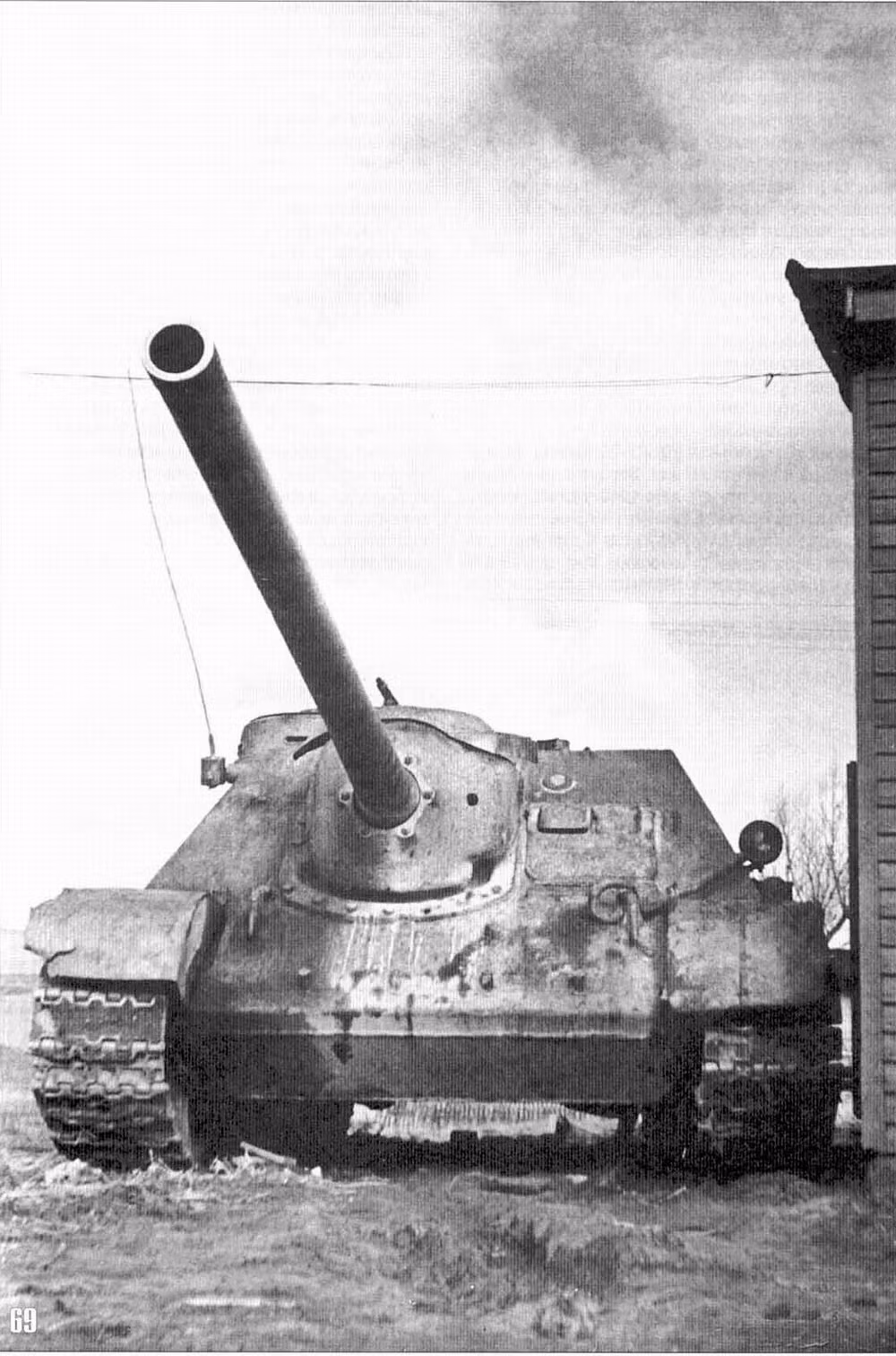 Nhược điểm lớn nhất của SU-100 đó là khẩu pháo chính của nó không có tháp mà gắn liền vào thân xe. Do vậy, khi ngắm bắn toàn bộ SU-100 sẽ phải xoay liên tục hướng thẳng mặt trước của xe vào mục tiêu. Nguồn ảnh: Pinterest.