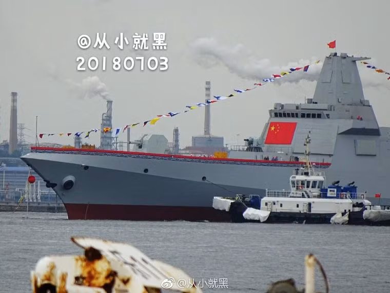 Khả năng mang vũ khí của Type 055 một lần nữa chứng minh nó xứng đáng được coi là một tuần dương hạm khi có thể mang theo tới 112 giếng phóng tên lửa thẳng đứng tương thích với nhiều loại tên lửa hiện đại bậc nhất ngày này của Trung Quốc. Nguồn ảnh: Sina.