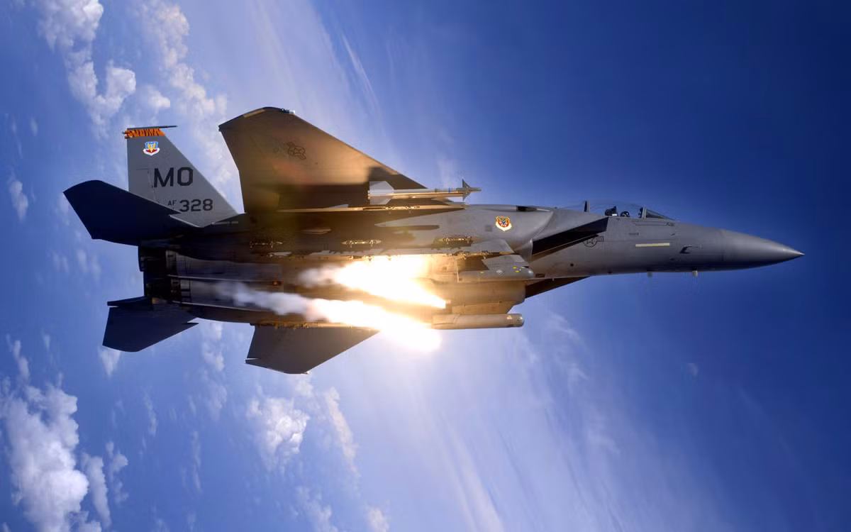 Để có được khả năng tác chiến tương đương với Su-35 của Nga, Indonesia sẽ phải tiếp cận đến loại chiến đấu cơ F-15 từ Mỹ - một phiên bản tiêm kích hạng nặng được đánh giá là đứng đầu thế hệ chiến đấu cơ thế hệ 4+ hiện tại.