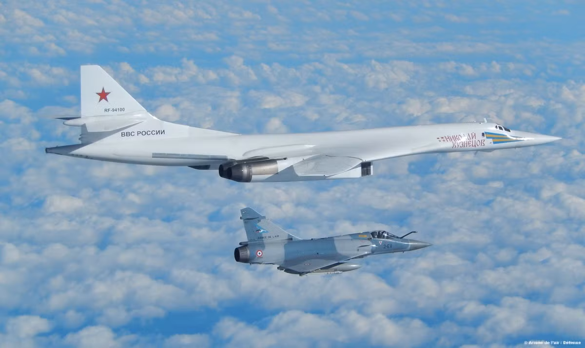 Việc này khiến cho cơ chế tàng hình của Tu-160 trở nên quá thừa thãi vì với khả năng cảnh báo sớm hiện đại nhất trên thế giới hiện nay, việc phát hiện ra máy bay đối phương ở khoảng cách 5000 km vẫn là một thách thức không hề nhỏ. Nguồn ảnh: Pinterest.