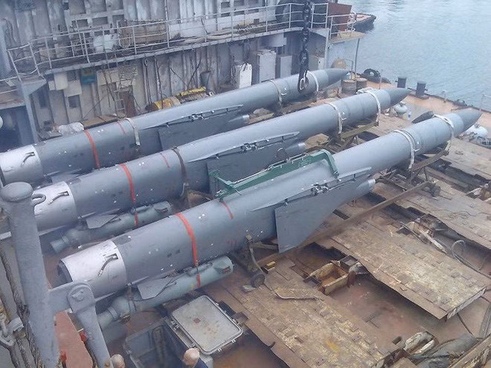 Khác với nhiều loại tên lửa khác, P-500 Bazalt sử dụng động cơ phản lực chứ không phải động cơ tên lửa. Vậy nên có thể hiểu đây là một máy bay phản lực tự hành có nhiệm vụ duy nhất là đâm thẳng vào mục tiêu. Nguồn ảnh: Rumil.