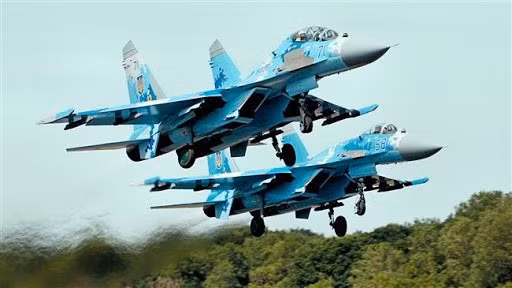 Sau khi Liên Xô tan rã, không quân Ukraine được kế thừa nhiều máy bay chiến đấu Su-27, loại tiêm kích chiếm ưu thế trên không hạng nặng này vẫn bảo vệ không phận của đất nước.