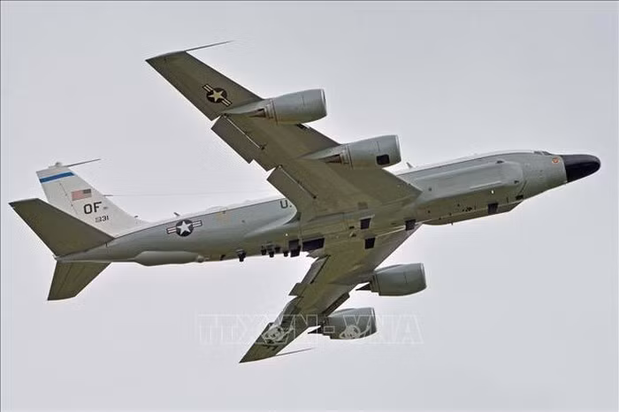 "Nói chung những máy bay trinh sát này có khả năng tuyệt vời. RC-135, với bộ thu điện tử nhạy sẽ phát hiện và giám sát radar cũng như các thiết bị điện tử khác".