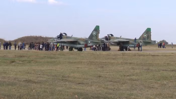 “Bulgaria lo lắng về sự trở lại của những chiếc Su-25 từ Belarus, vì ông Lukashenko gần đây cho biết về khả năng đóng cửa biên giới do các cuộc biểu tình đang diễn ra. Theo một số nguồn tin, Minsk đã triển khai các đơn vị lục quân dọc biên giới với Latvia, Litva, Ba Lan và Ukraine".