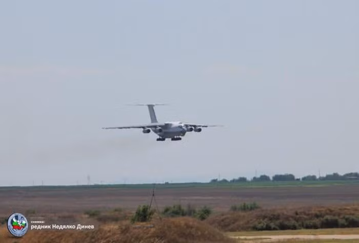 Nhưng trong diễn biến mới nhất, không quân Bulgaria (BuAF) đã nhận bàn giao cặp máy bay yểm trợ hỏa lực tầm thấp Su-25 đầu tiên được đại tu, nâng cấp và kéo dài thời hạn sử dụng từ công ty sửa chữa máy bay số 558 ARZ có trụ sở tại Baranovichi, Belarus.