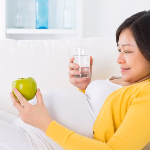 Uống nhiều nước: Trong cái nóng oi bức, cơ thể thường tự làm mát bằng cách đổ mồ hôi khiến lượng nước tuần hoàn giảm đáng kể, có thể làm cho thai phụ bị mất nước, khiến tim bé đập nhanh hơn và làm tăng nguy cơ sinh non. Để phòng tránh mất nước và mệt mỏi do nóng, các bà mẹ tương lai cần tăng cường uống nước liên tục trong ngày.