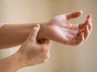 Chống say xe ô tô bằng cách ấn huyệt nội quan. Khi say xe, có thể dùng ngón tay cái ấn vào huyệt nội quan nằm ở bên khớp cổ tay, trên vân ngang cổ tay, khoảng giữa ngón tay giữa và gân mu bàn tay). “Chiêu” này thường được các bác sỹ Đông y áp dụng.