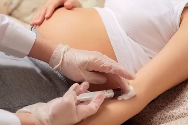 Nếu cổ tử cung vẫn chưa giãn hoặc mỏng ra, bác sỹ sẽ tiêm thuốc có chứa prostaglandins vào trong âm đạo. Thuốc này sẽ giúp làm "chín" cổ tử cung và kích thích sự co bóp đủ để bắt đầu chuyển dạ.