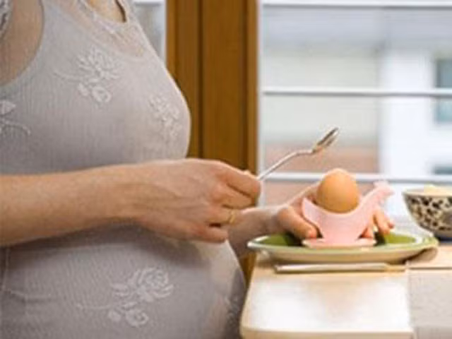Trứng ốp. Bạn nên lật đều hai mặt trứng trên chảo, dùng đũa (hoặc thìa) ấn nhẹ phần lòng đỏ của trứng xem còn lòng đào hay không. Khi mang thai, bạn không nên ăn trứng lòng đào.