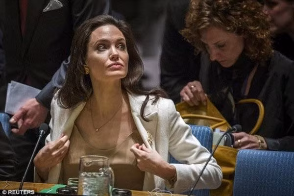 Angelina Jolie vẫn còn chưa hoàn toàn hồi phục sau ca phẫu thuật cắt bỏ buồng trứng và ống dẫn trứng mới đây để ngăn ngừa ung thư. Xuất hiện trong buổi họp của Hội đồng Bảo an Liên hợp quốc tại New York (Mỹ) ngày 24/4, trông cô vẫn còn mệt mỏi, hốc hác.
