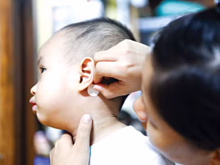 Coi chùng trẻ bị loạn thàn vì miéng dán chóng say xe