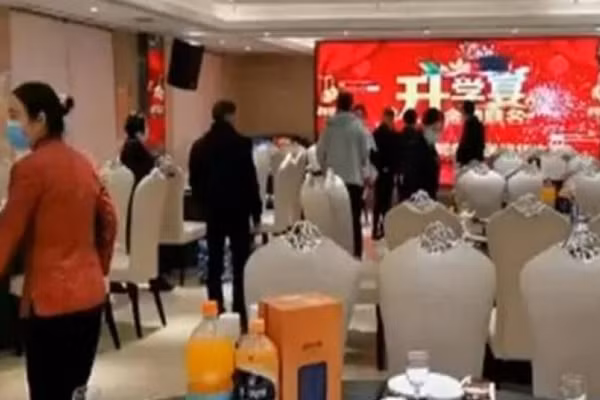 Mở tiệc mừng con trai 14 tuổi đỗ đại học, gia đình sốc nặng Mo tiec mung con trai 14 tuoi do dai hoc, gia dinh soc nang