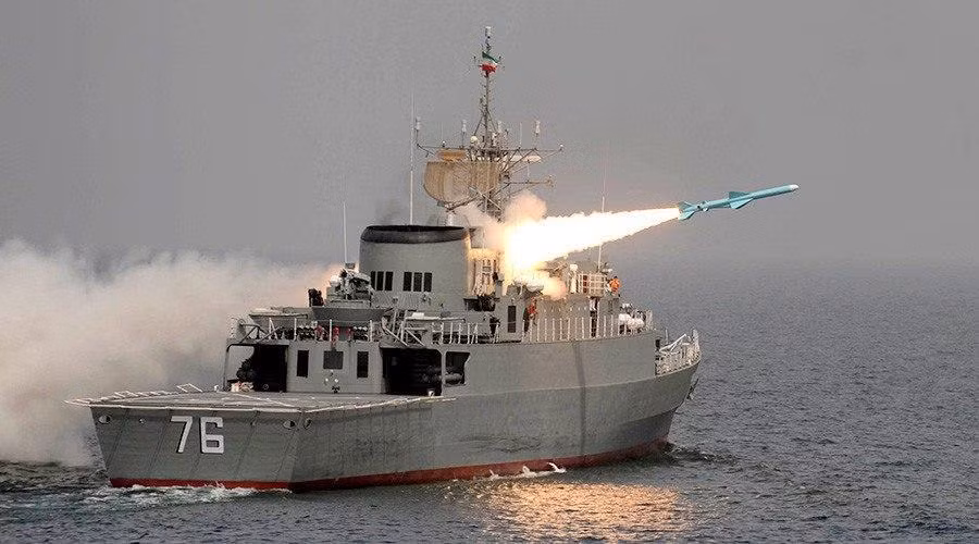 Tàu khu trục Jamaran của hải quân Iran (có số đuôi 76), trong quá trình phóng tên lửa chống hạm Noor, đã bắn tàu vận tải A 1403 Konarak khi diễn tập, khiến ít nhất 20 thành viên thủy thủ đoàn của tàu A 1403 Konarak bị thiệt mạng, trong đó có cả thuyền trưởng.