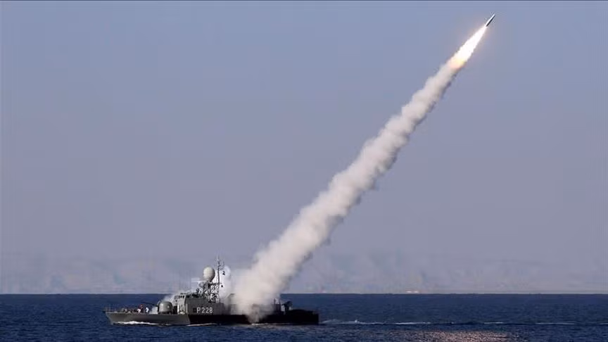 Lực lượng Hải quân Iran gần đây tăng cường diễn tập, tuần tra trong bối cảnh căng thẳng với Mỹ gia tăng, sau vụ 11 xuồng vũ trang Iran bám đuổi nhóm chiến hạm Mỹ trên vịnh Ba Tư, có thời điểm áp sát tàu Mỹ ở khoảng cách chưa đầy 10 m hôm 15 tháng 4 vừa qua.