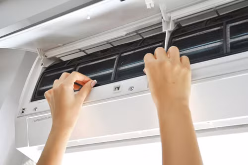 8. Vệ sinh thiết bị thường xuyên. Điều hòa dùng lâu ngày sẽ tích bụi. Do vậy, vệ sinh điều hòa thường xuyên rất cần thiết. Tấm lọc bẩn ảnh hưởng đến hiệu quả làm mát của điều hòa, tiêu thụ nhiều điện năng, đồng thời ảnh hưởng sức khỏe người dùng.