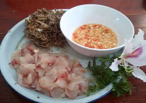 Mặc dù “được lòng” nhiều thực khách song gỏi, thực phẩm muối chua không nên ăn nhiều do tiềm ẩn mối nguy kí sinh trùng. Nguyên nhân bởi thực phẩm không được xử lý qua nhiệt khiến kí sinh trùng có cơ hội sống sót, phát triển thành “ổ”. Bên cạnh đó, chúng còn có khả năng ảnh hưởng đến hệ tiêu hóa, gây ngộ độc.