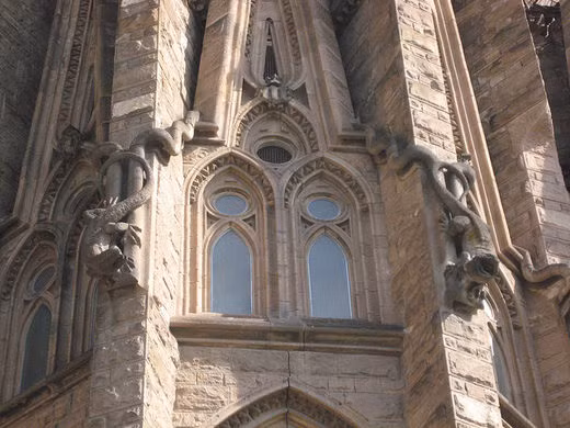 Kiến trúc sư Gaudí làm việc chăm chỉ để hoàn thành Vương cung Thánh đường Sagrada Família trong suốt 43 năm cho đến khi qua đời vào năm 1926.