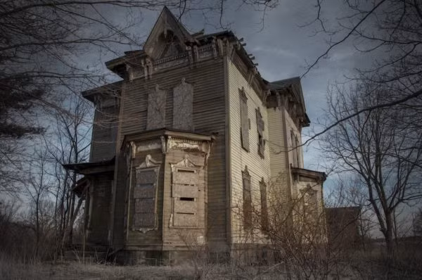 Nova House ở Youngstown, Ohio là căn nhà bị đồn "ma ám" nặng. Ngôi nhà này gắn liền với câu chuyện buồn của hai cha con.