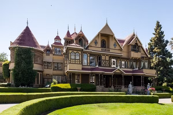 Sarah là vợ của William Winchester - người qua đời vào năm 1881. Góa phụ này được thừa kế 20 triệu USD và phần sở hữu 50% trong việc kinh doanh súng từ người chồng quá cố.