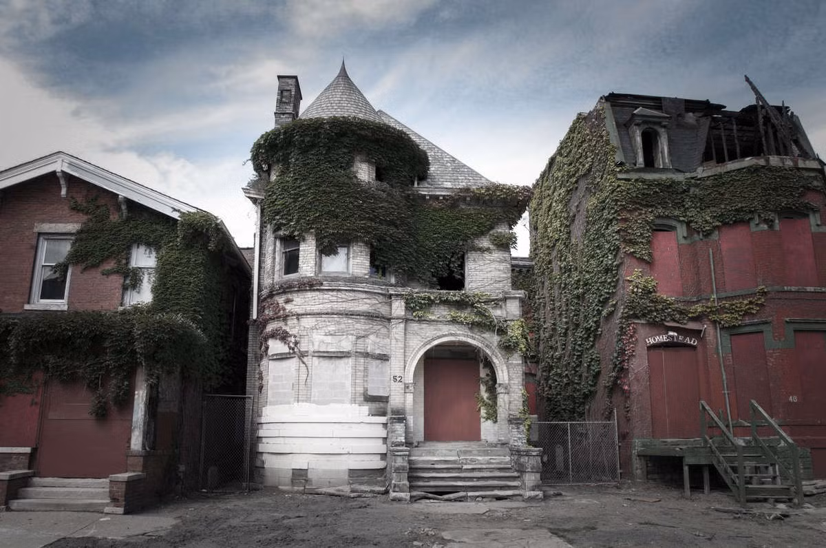 Dinh thự Temple Haunted ở Detroit, Mỹ là hiện trường của một vụ án mạng rùng rợn. Theo một số tài liệu, ngôi nhà này là nơi 3 linh mục bị giết hại vào tháng 8/1942.