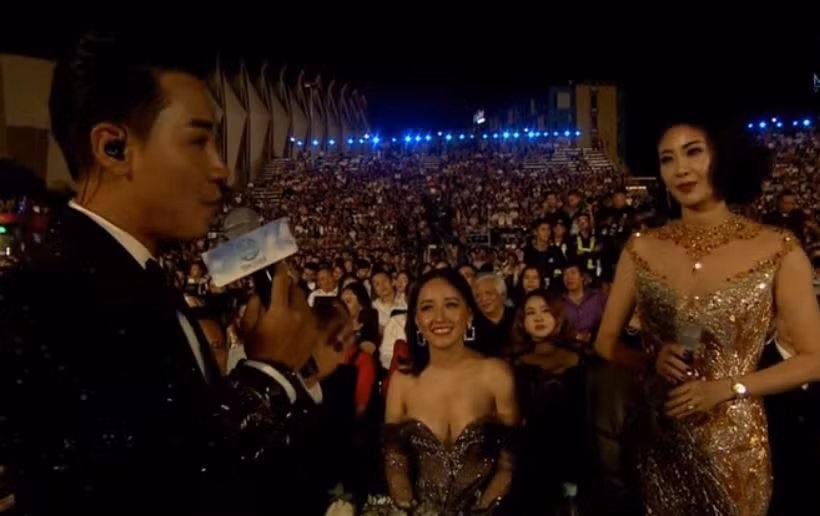 Mac ho bao, Mai Phuong Thuy suyt lo vong mot tren song truc tiep-Hinh-3