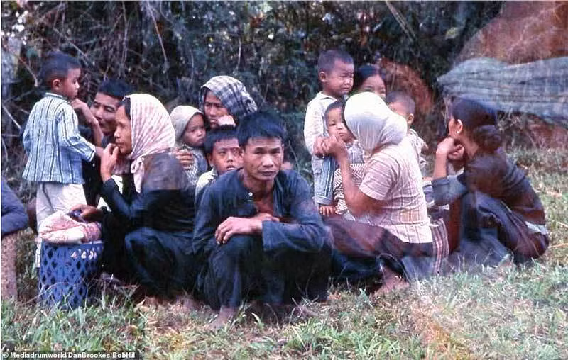 Một số người dân bị bắt giữ và tra hỏi trong chiến dịch lùng bắt của quân đội Mỹ ở thung lũng An Lão, Bình Định.