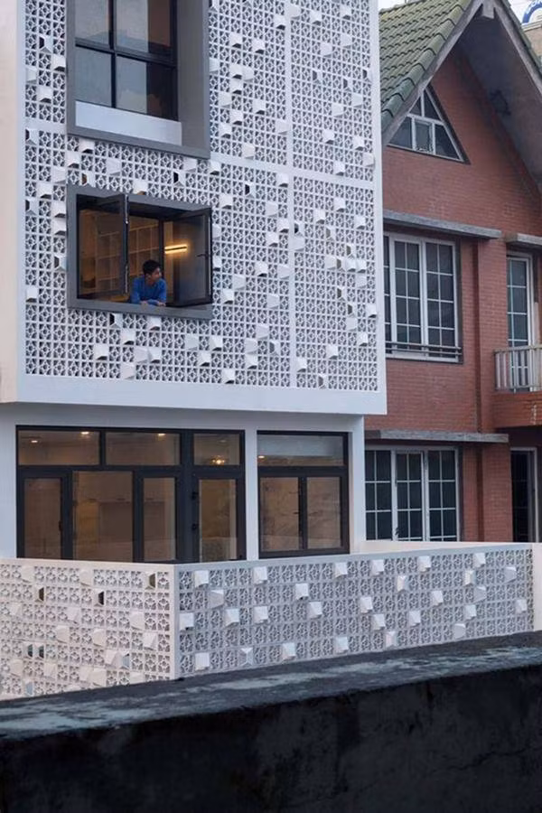 Kiến trúc sư đã sử dụng đèn ánh vàng thay vì đèn ánh trắng thông thường khiến cho ngôi nhà trở nên lung linh hơn khi đêm xuống.