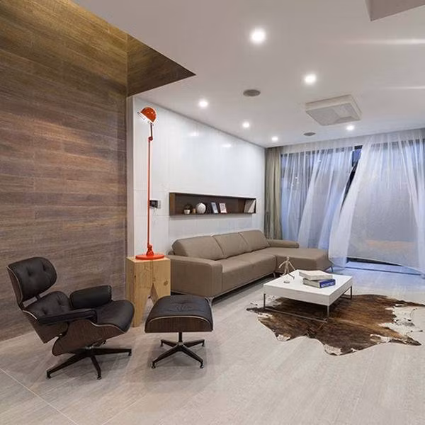 Khung cửa kính lớn cho tầm nhìn thoáng đãng ra khoảng sân trước nhà.