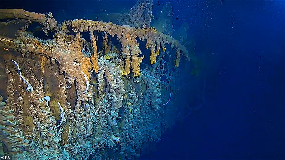Sự xuống cấp nghiêm trọng của tàu Titanic khiến nhiều người lo ngại nó sẽ sớm bị vỡ ra thành nhiều mảnh.