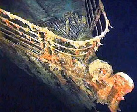 Mũi tàu Titanic bị rỉ sét nặng sau nhiều thập kỷ chìm dưới đáy biển.