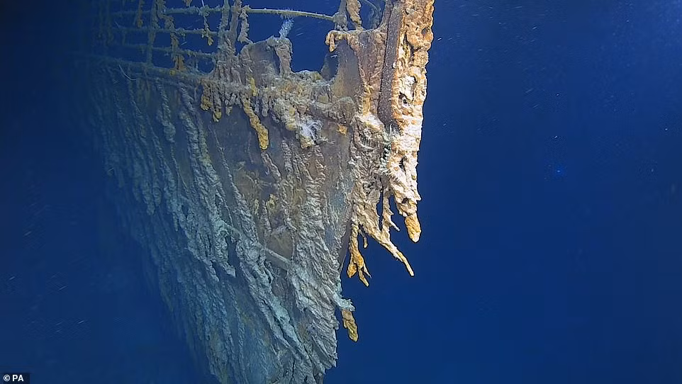 Sau vài thập kỷ "ngủ vùi" dưới biển, xác tàu Titanic bị nước biển và vi khuẩn bào mòn các cấu trúc.