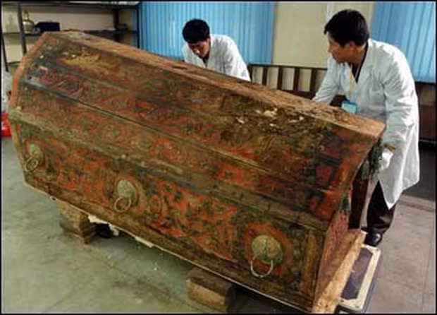 Một nhóm công nhân mỏ đá tình cờ phát hiện một hòn đá màu đỏ khi làm việc tại khu vực chân núi Turki, thành phố Thông Liêu, khu tự trị Nội Mông Cổ (Trung Quốc). Từ đây, các chuyên gia tìm thấy lăng mộ cổ chứa hài cốt nữ đội vương miện vàng.