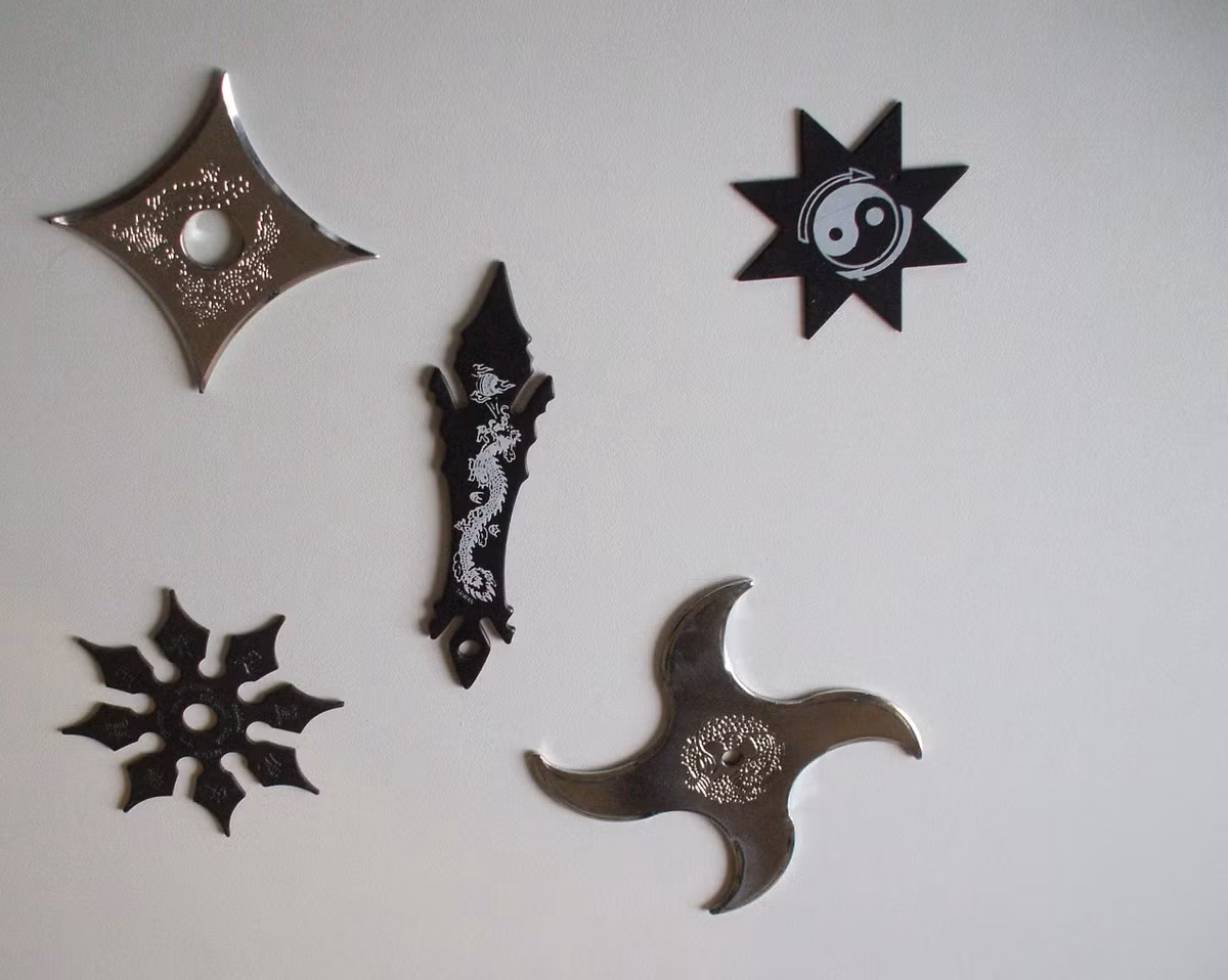 Ninja Nhật Bản được cho là sử dụng 50 loại shuriken được chia làm 2 nhóm chính là “dạng phẳng” và “dạng que”.