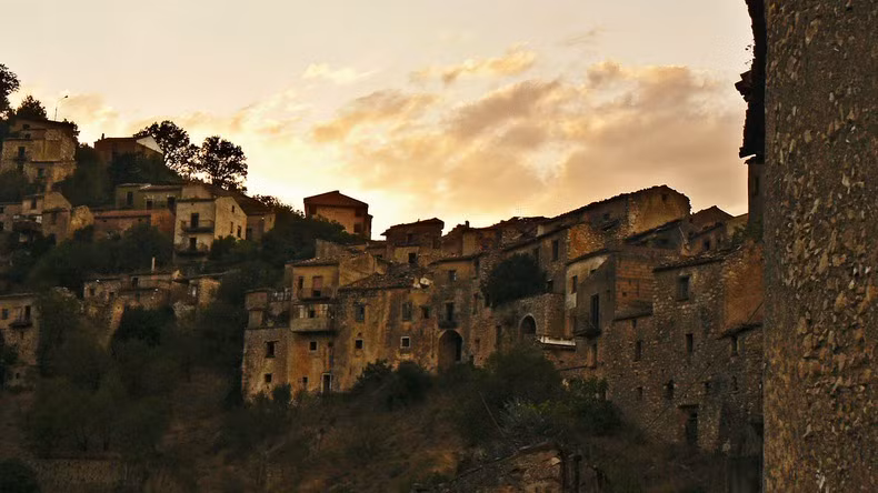 Romagnano al Monte là một ngôi làng nhỏ nằm ở thành phố Salerno, phía Nam Italy. Nơi đây trở thành " thị trấn ma" hoang vắng đến rợn người sau thảm kịch tồi tệ năm 1980.