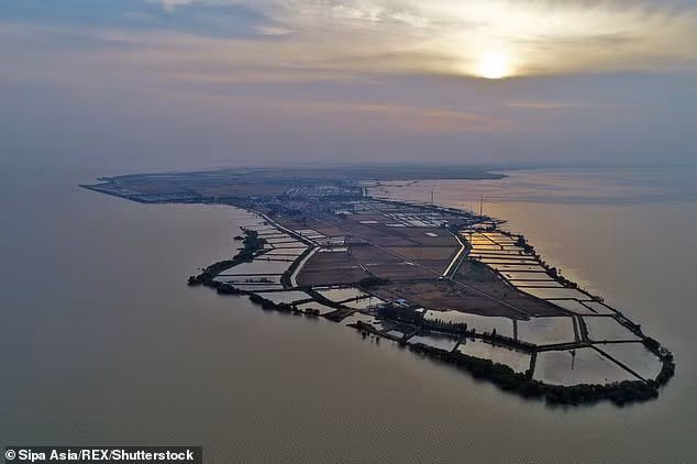 Hongze là hồ nước sạch lớn thứ tư ở Trung Quốc, với diện tích 2.069 km2.
