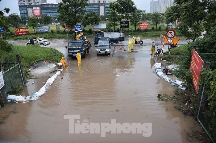 Do ảnh hưởng hoàn lưu bão số 3, trưa và chiều 3/8, khu vực Hà Nội có mưa to đến rất to. Theo ghi nhận của PV, một số khu vực phía Tây và Tây Bắc Thủ đô như nút giao Thiên Đường Bảo Sơn-Lê Trọng Tấn với Đại lộ Thăng Long xảy ra tình trạng ngập úng nghiêm trọng, có nơi ngập sâu từ 0,5-1m.