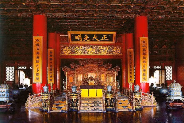 Khi ấy, Gia Khánh đế đang nằm nghỉ ngơi trong cung bị sét đánh trúng nên tử vong. Giả thuyết này được một số người tin tưởng.
